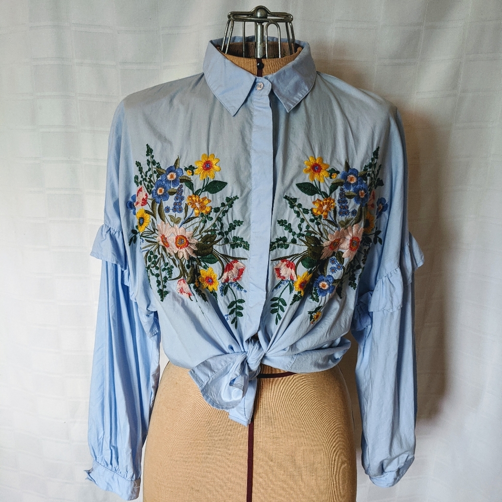 TOPSHOP FLORAL EMBROIDERED BLUE OXFORD BUTTON DOWN